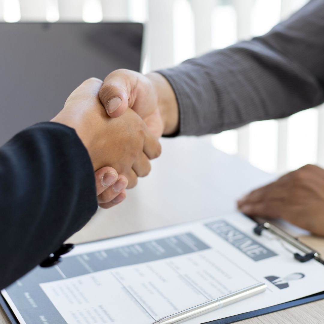 “İnsan kaynakları danışmanlığı, profesyonel işe alım ve kariyer yönetimi hizmeti sunan kurumsal ekip görseli”