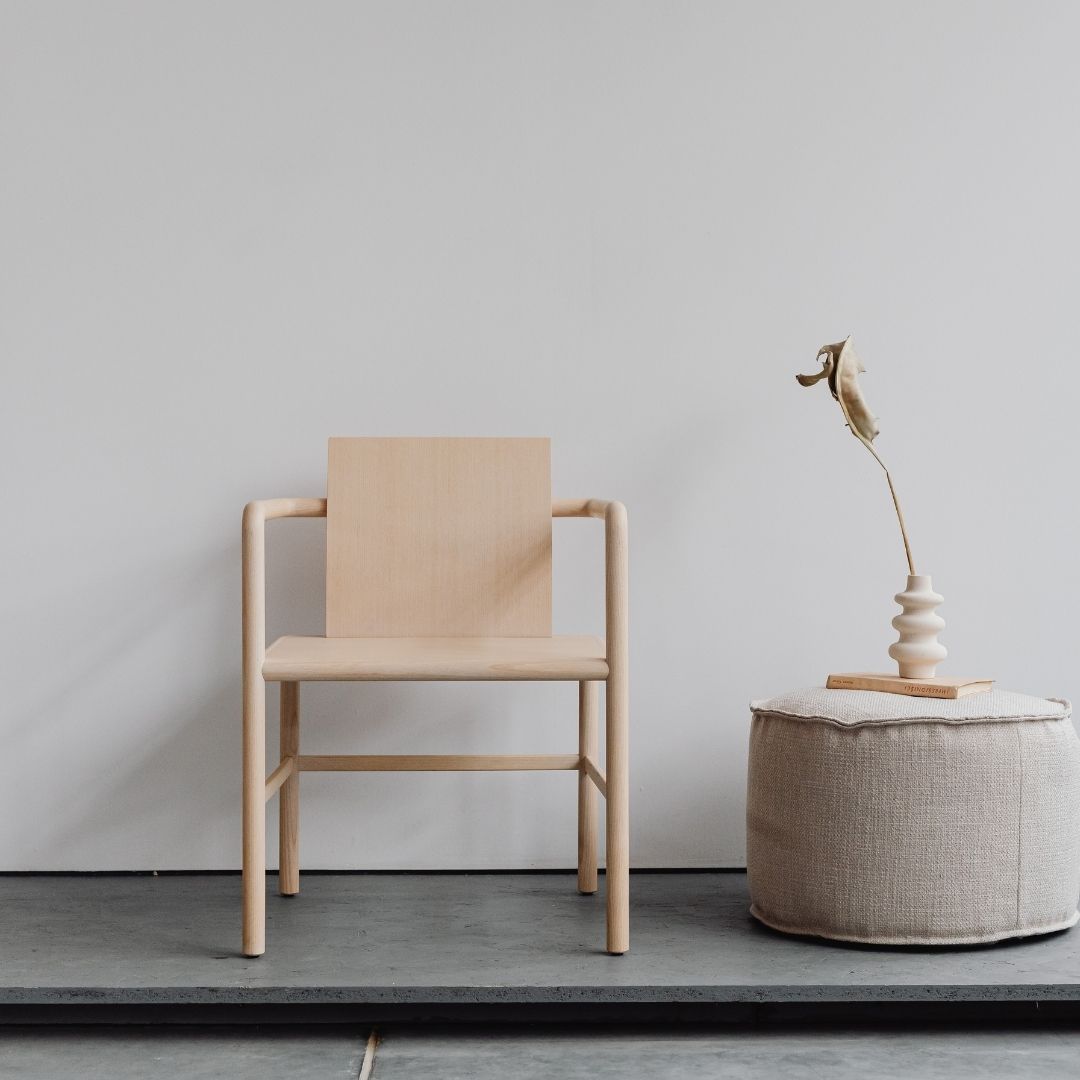 “Modern mobilyalar ve dekoratif aksesuarlarla tasarlanmış şık ve konforlu oturma odası dekorasyon görseli”