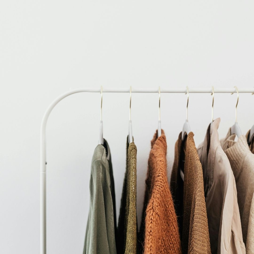 “Günlük giyim, şık kombinler ve trend parçalarla hazırlanmış modern kadın ve erkek moda kıyafetleri koleksiyonu görseli”